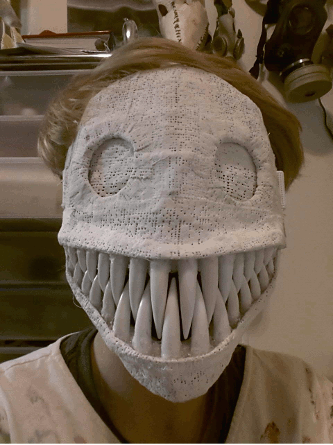 manafromheaven:  i-color4fun:  zombiechameleonart:  Made gifs of me in the Maw Mask to show off the jaw movement.  WOAAAH THIS IS AMAZING  JFC COOL 