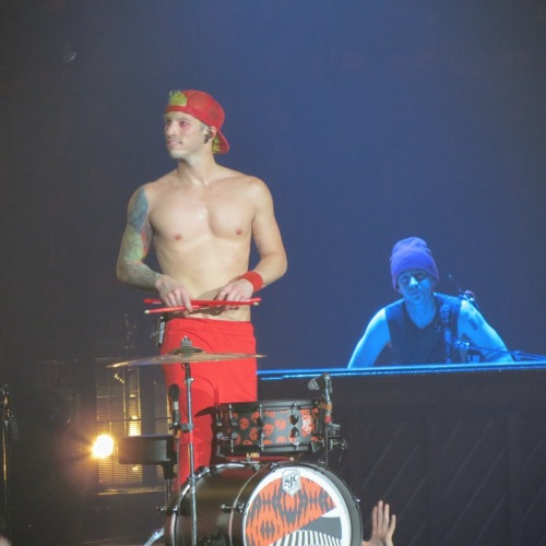 lovejoshduns:in disbelief i got this shot of JoshTwenty One Pilots at the Prudential Center, January