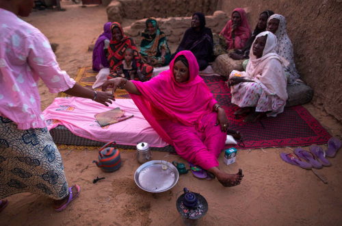 sahljournal: Mali. Women from the Songhai and Bella groups share a moment of relax drinking tea in G