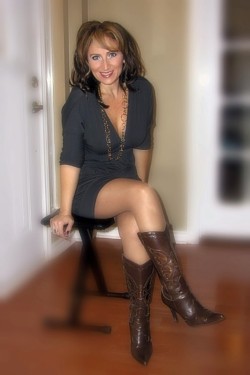 airtodin:  Cowboy boots, an inviting smile