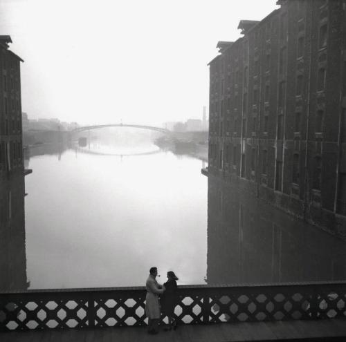 poboh:Couple sur le canal de l'Ourcq, Paris, ca 1950, Roger-Viollet. French (1901 - 1985)