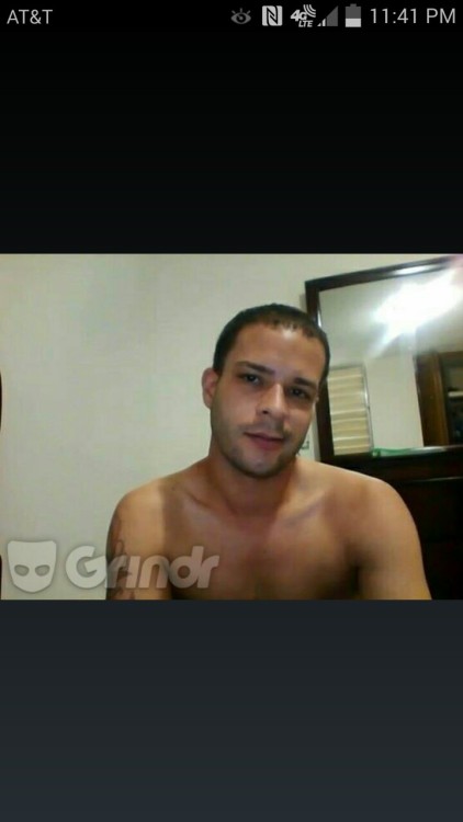 bellaqueopr:  prponce24:  Ella la que no sale de grindr y se hace el santo Alberto trabaja en dennys ponce mentiroso puto le gusta conocer varios machos ala vez y chicha con tipos diferentes cuidao con el yo se porque lo digo   Por favor pero asi hay