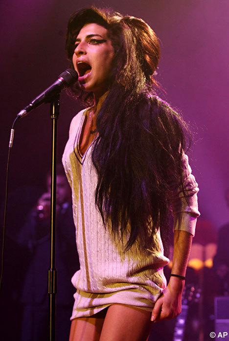 inmemoryofamywinehouse:  Missing you