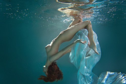 Topsy turvyMd: Nessie Joy  Ph: Zhanna Mayorova