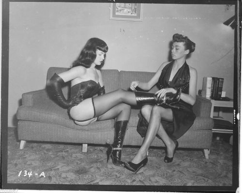 Sex kdo:  Bettie Page by Leonard Burtman (1950’s) pictures