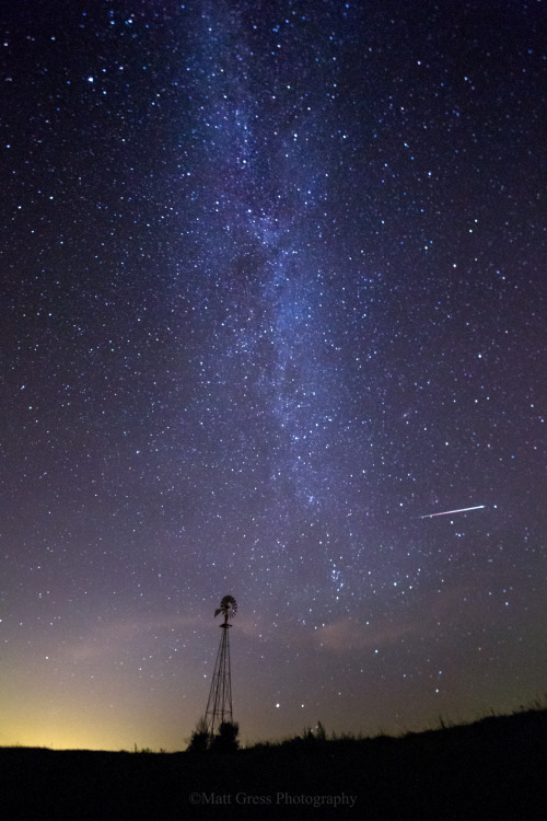A few stars, a meteor and a windmill. Near Otoe, Nebraska. [OC] [1365X2048]