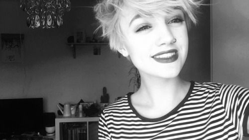 woezille: FOR ALL THE PEOPLE THAT TELL ME I NEED TO SMILE MORE