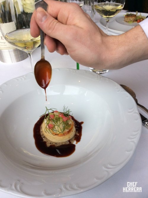 CHEF’S TASTING MENU, PER SE. Maine sea scallop en croute; bluefoot mushroom duxelles, French Laundry garden fennel, red radish and Banyuls vinegar jus.
Todo un espectáculo. Para este plato el sommelier recomendó un Zilliken, Riesling, Spätlese,...