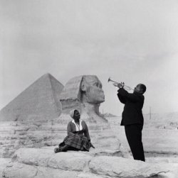 history-inpictures:   Louis Armstrong plays