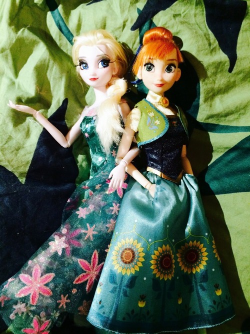 disneylimitededitiondolls:Pictures of Frozen Fever classic dolls from Flickr user GoGoLego1937!DOES 