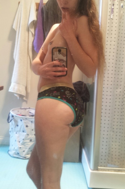 kawaii-neko-bitch: I need to clean this mirror.. and work on my booty