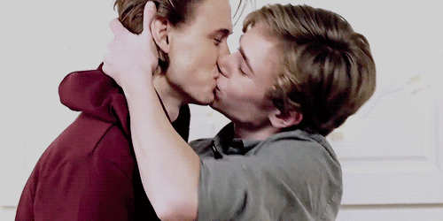 stardefiant:evak + 3 times even totally had his hands on isak’s waist