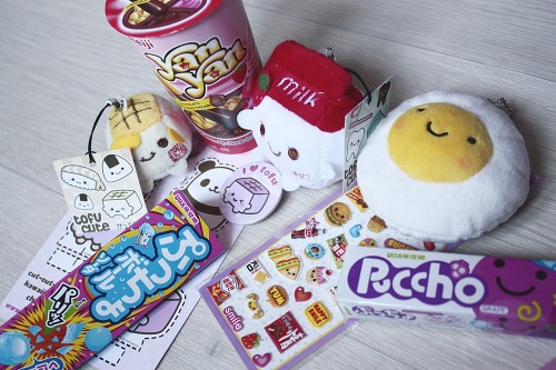 mori-summer:  This is my very first giveaway ! Affiliated with Cosplay Who ♥ ✧ Prize ✧  One wig from cosplaywho on storenvy ( ✧ the wig of your choice throughout the whole store! ✧ ) Extra goodies from Tofu Cute (not exactly the ones