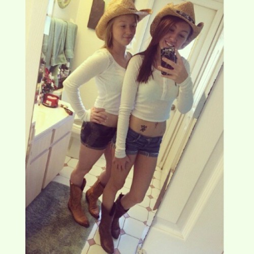 ♥ #cowgirl #boots #cowgirlhats #beautiful #croptop #matching #countrygirl #country #loveher