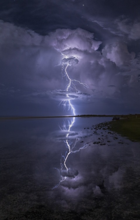 s-m0key:Symmetry Lightning. Florida Beach. | By - Justin Battles
