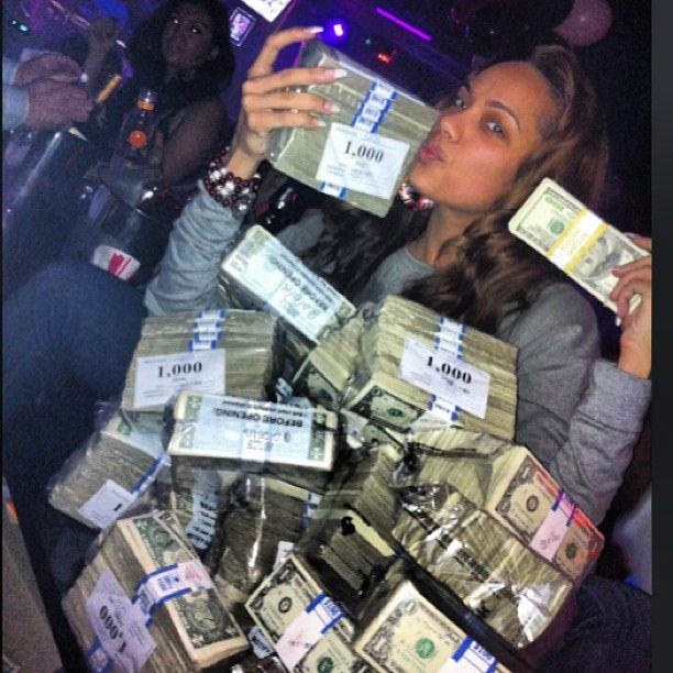 pr1nceshawn:  Strippers enjoying their money.   Good Job, good work, good money !