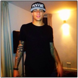 immafreebitxh:  hoodsworld:  Gregory van der Wiel  My Husband!!! I love him! 