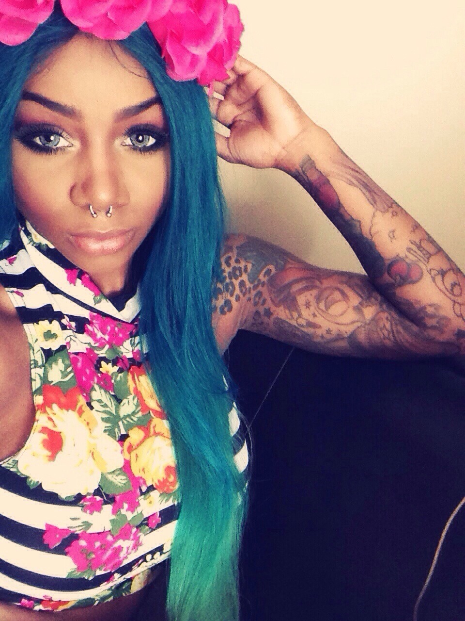 naturallyaprincess:  black girl x blue hair 