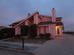 xirl: this house is usually white but in the sunset it turned pink 