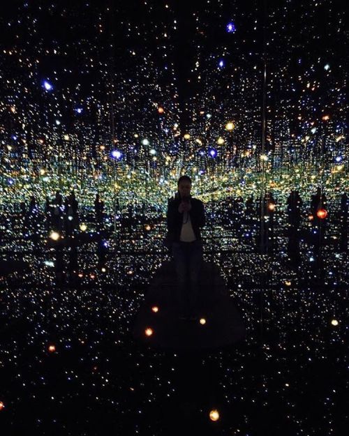 #Travelstoke in 45 seconds ✨ @jennyfromearth in Yayoi Kusama’s “Infinity Mirrored Room&r