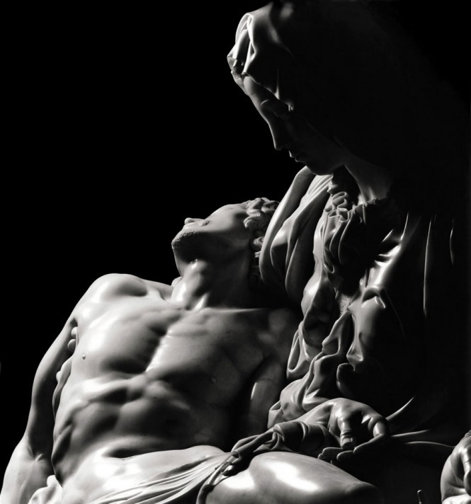 Michelangelo’s wonderful “Pietà” portrayed in Amendola’s photos.