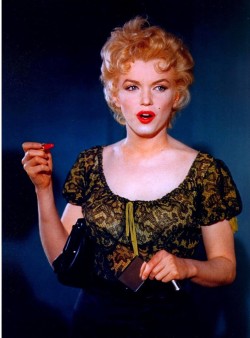 retrogasm:  Marilyn applying lipstick…
