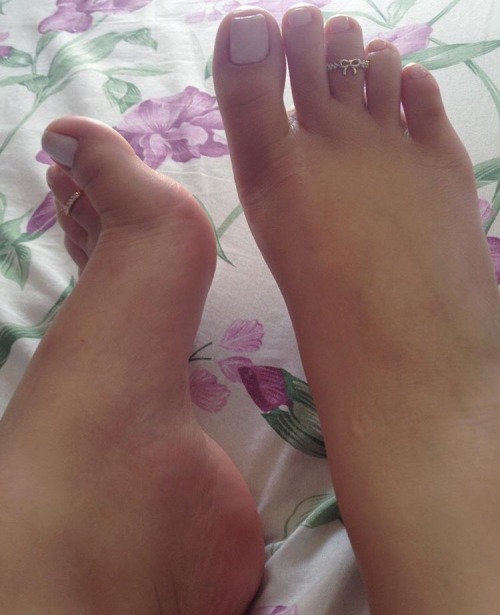 floridabeachfeet: “Don’t forget my Florida toes ❣️” Mmm, How do you feel about my new friend here ev