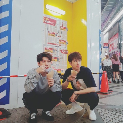 translatedvixx: @RealVIXX_Japan: [おまけ]  大阪の街に繰り出した #KEN #HYUK の様子。 チョコプレーン味男子とバナナショコラ味男子のリラックスタ