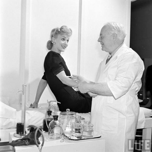 Carole Landis at a Hollywood blood drive(Peter Stackpole. 1942)