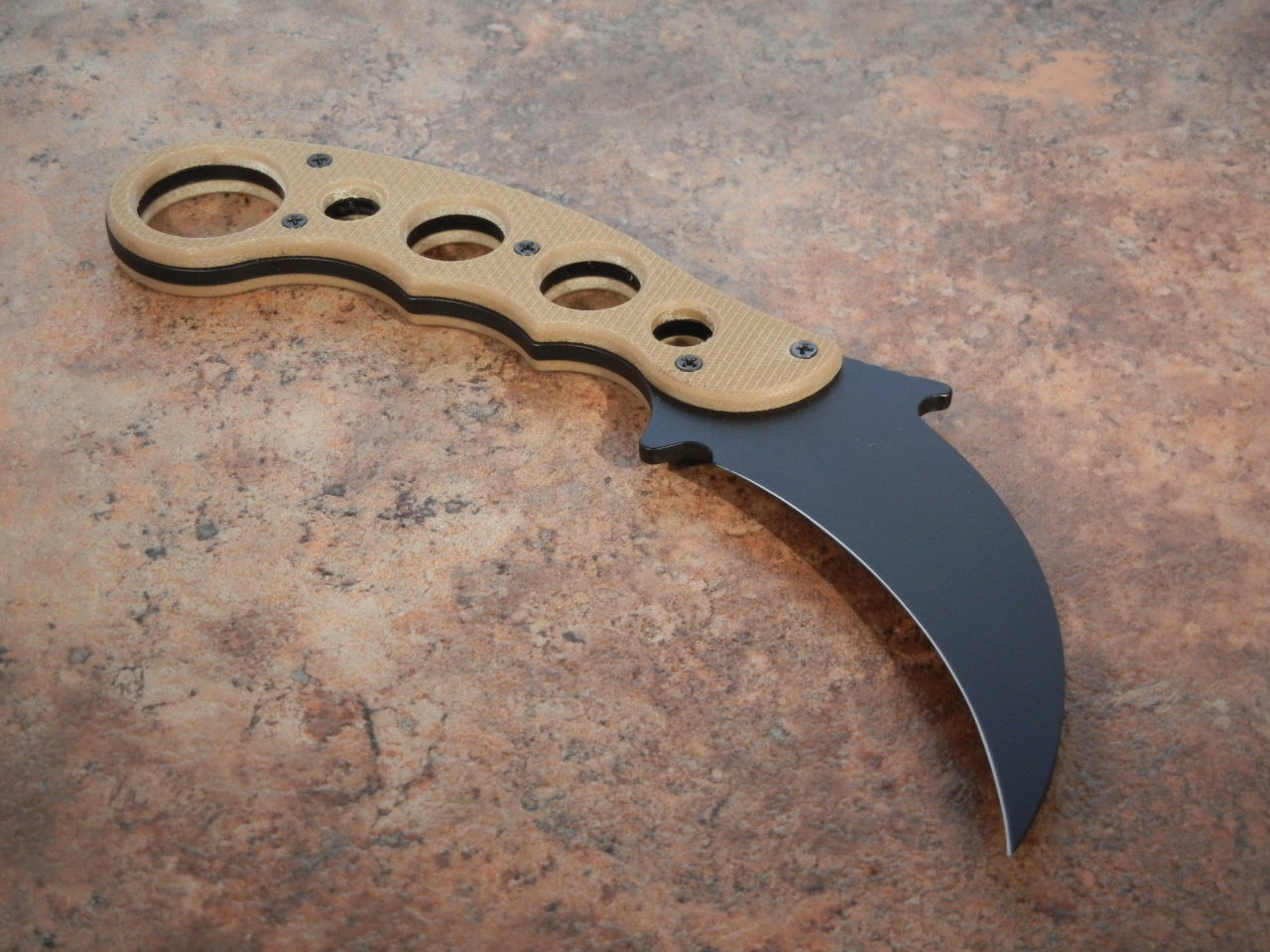gunrunnerhell:  Emerson Knives - Fixed Karambit (Desert) 1-of-10
