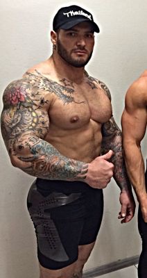 alphamusclehunks:  Sexy, large and in charge.