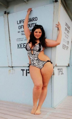 thewiderthehipsthedeeperthedip:  Love those sexy wide hips…http://thewiderthehipsthedeeperthedip.tumblr.com/  Nice n thick