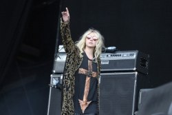 momsen-news:  Performing at Isle Of Wight earlier today