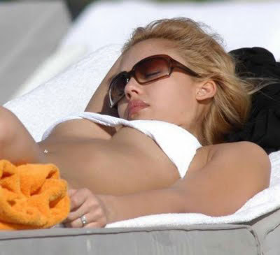 wardrobemalfunction:  Jessica Alba - Underboob