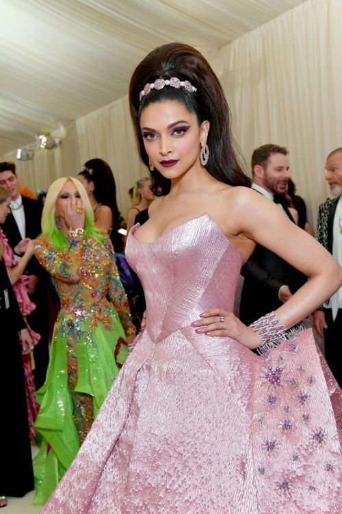  Deepika Padukone Looks Irresistibly Sexy At 2019 Met Gala Celebrating Camp: Notes on Fashion in New