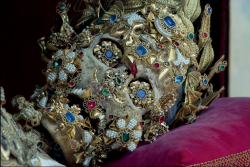 goatpolice:  savsucks:  400-year-old jewel-encrusted