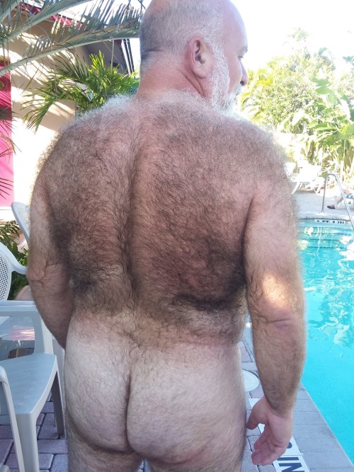magromoreno: bostonbearpig: I know you guys like my hairy back, so…  (Photography by extremehairymen