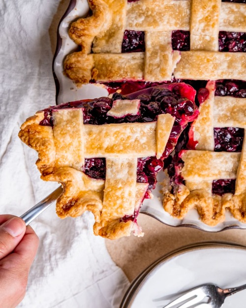 sweetoothgirl: Spiced Blueberry Pie 