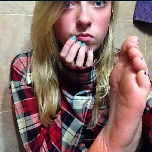 feetboner:  barefootgirlfriends:  feetboner:  ;)       