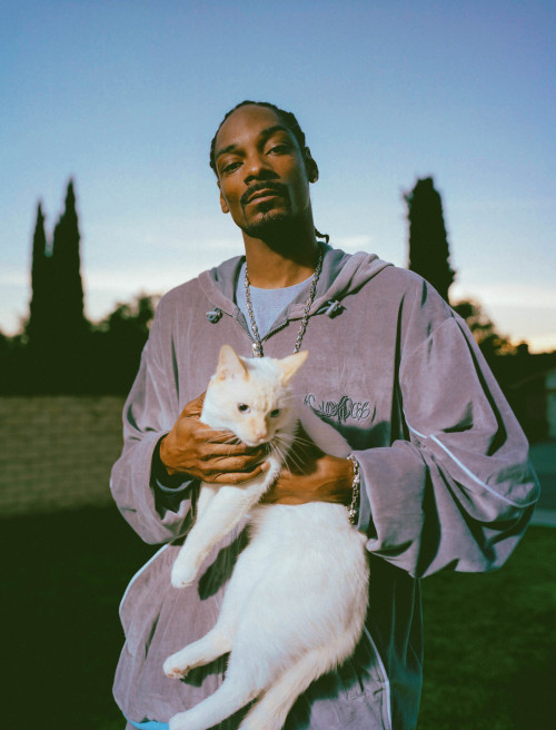 strappedarchives: Snoop Dogg photographed by Jeff Riedel during a portrait session at his home in L