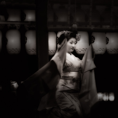 geisha-kai:  Maiko Kanoka dancing at the Yasaka Shrine (SOURCE) She is now retired.
