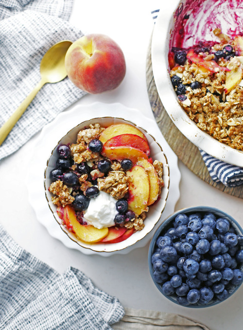 BLUEBERRY PEACH CRISP WITH ALMOND OAT TOPPING - Delicious summer fruit with a sweet, buttery topping