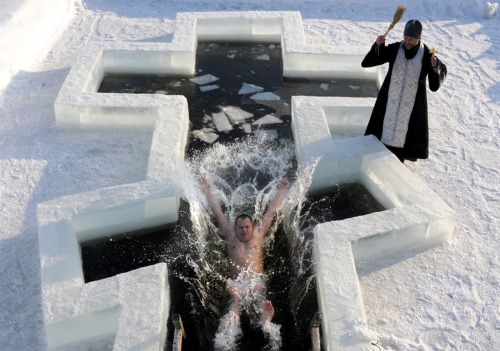 letsbuildahome-fr: Orthodox Christians celebrate Epiphany with an ice water bath Viktor Drachev / AF