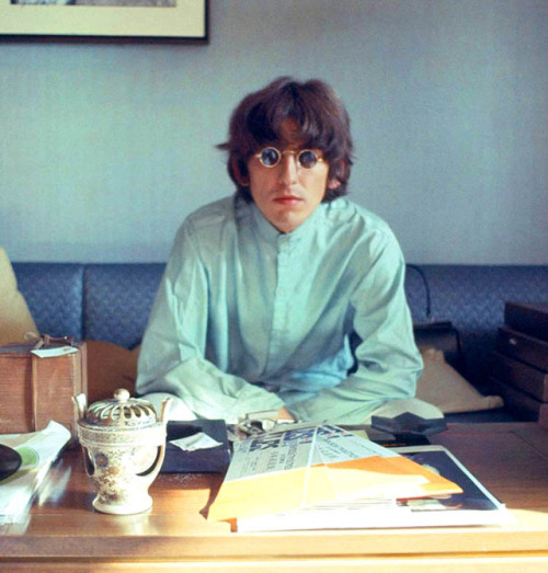 argumate: soundsof71: George Harrison in the Presidential Suite of the Tokyo Hilton, June 1966, by R