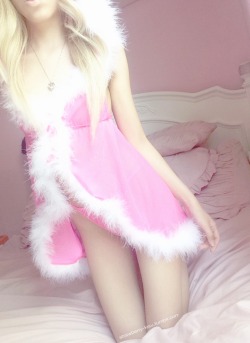 strawberry-kisu:  spoil me ʚ♡ɞ i feel like a snow pink princess ʚ♡ɞ come watch me play ~ ! { pls  do not remove caption } 