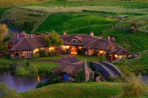 protowilson: doktorgirlfriend:  dduane:   Here’s a view of the Green Dragon Pub at Hobbiton ne