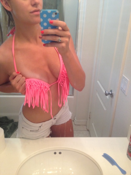 fvkitsme:  The beach has been good to me. Love my tanlines 💕🙌