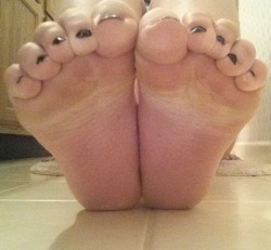 missphoenix-mysecretlife:  My toes and soles. :3   &hellip;.and they&rsquo;re painted in my favorite color, Unf!