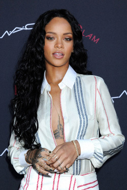 lemmeupgradeu:  Only Rihanna could wear what