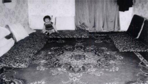 Kurdish Jews in their home in Seneh, Eastern Kurdistan, 1977. (via The Jews of Kurdistan: Daily Life